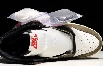 CD4487-100 TRAVIS RETRO HIGH JORDAN - 1 SCOTT 0503